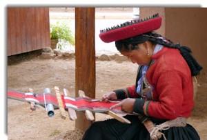 Weaving traditional Chinchero textiles in the Centro Textil Andina — Kuska Away Yachak