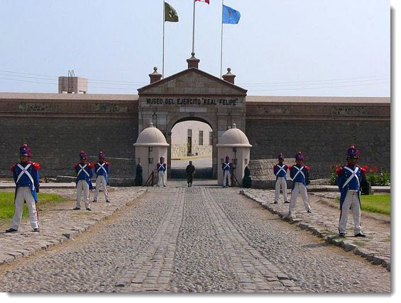 Standing guard at Fortaleza del Real Felipe