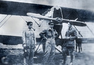 Velasco Astete (right) in front of his SVA biplane with his mechanics, Alfredo Icaza and Juan Castro Ramos 