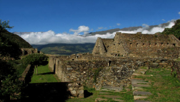 Extra! Extra! Crowds through the clouds to Choquequirao