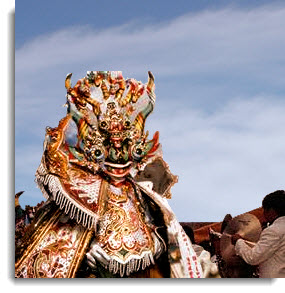 The Diablada puneña has its roots in the spreading of the Catholic faith during Spanish colonial times, and the introduction of the paradigm of good and evil in the form of angels and demons. 