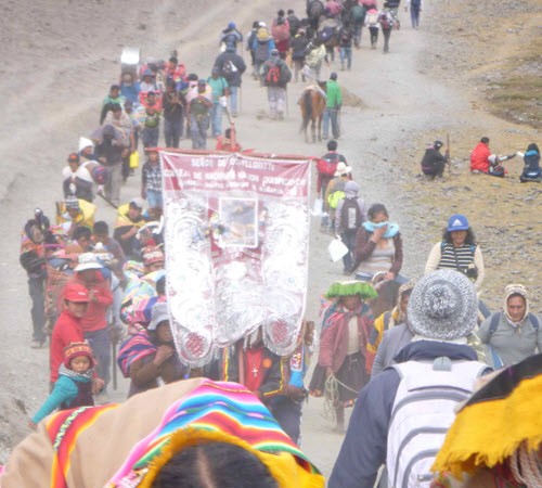 Qoyllur Rit’i is an annual pilgrimage of tens of thousands of people, mostly from mountain villages, to the Sinakara glacier.