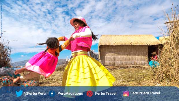 Uros floating islands Lake Titicaca Peru - Photo by Federico Matias Barreña