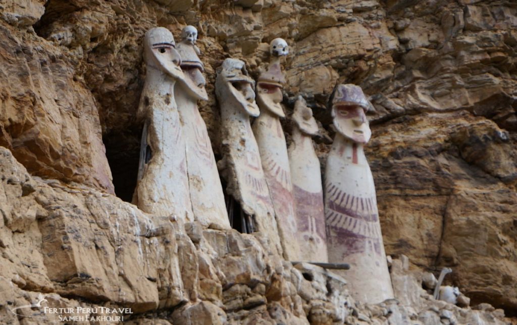 Sarcophagi of CarajÃ­a (In Spanish: los Sarcófagos de KarajÃ­a or KarajÃ­a)
