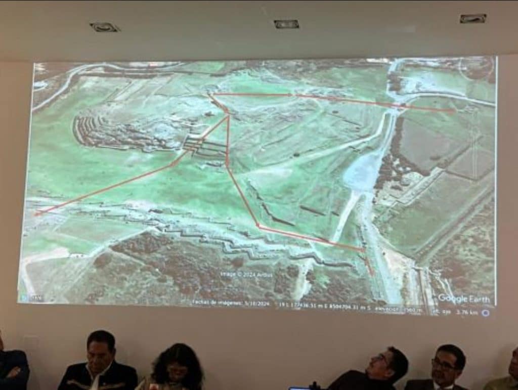 Archaeologists Jorge Calero and Mildred Fernández project ancient Inca tunnel system map at Cusco press conference in January 2025