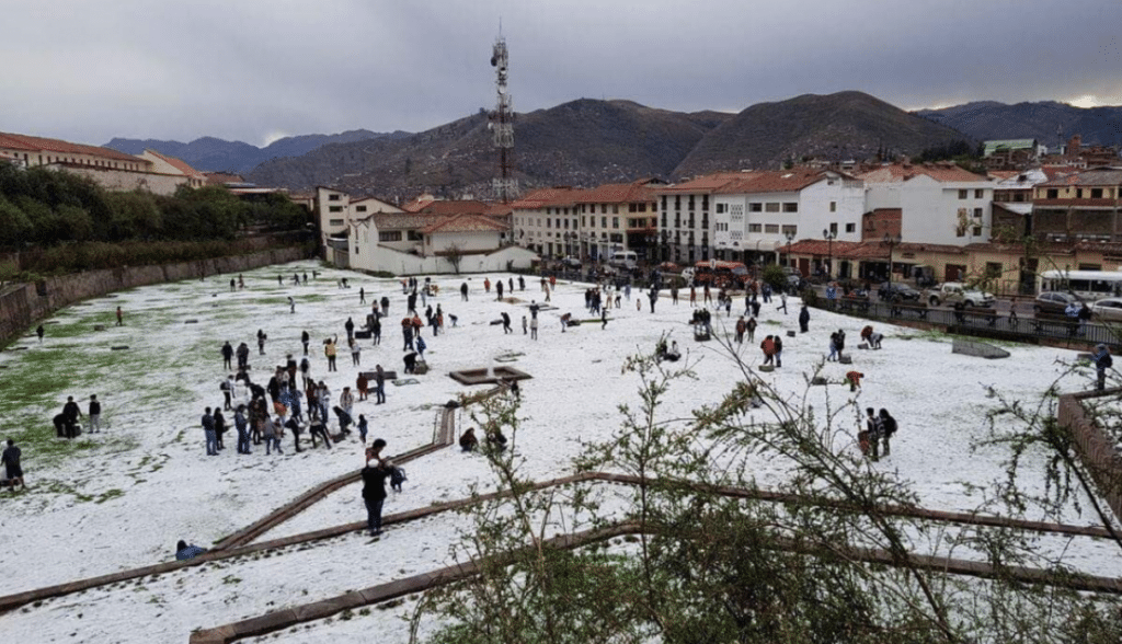 Qorichancha briefly blanketed in 2017 by hail | Peru Travel Blog Cusco residents and tourists gather on a hail-covered open space below the Qoricancha following the November 18, 2017 storm, with many stopping to take photos of the unusually white landscape. Photo: Trome.