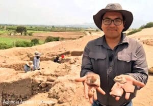 Archaeologist Feren Castillo Lujan holds 1,500-year-old Virú relics | Peru Travel Blog Feren Castillo Lujan, director of the Viru Valley Archaeological Project, holds 1,500-year-old Virú relics at excavations on the Cerro Blanco slopes, in La Libertad region, northwestern Peru.