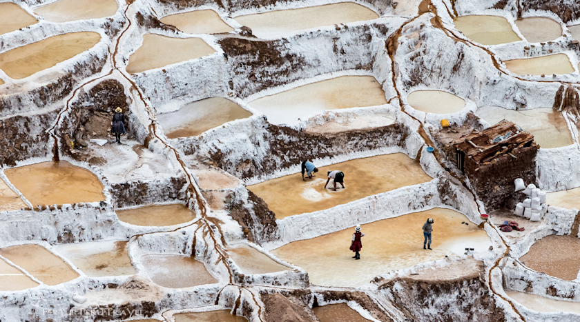 Los habitantes de Maras, en el Valle Sagrado de Cuzco, cosechan sal de las salinas.  