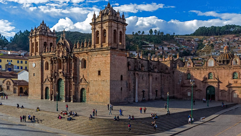 El sol de la mañana proyecta sombras en la plaza principal frente a la Catedral de Cuzco.  