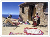 La isla del Sol situada en el lago Titicaca