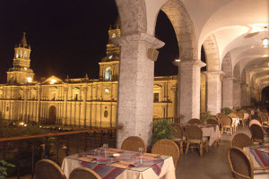 Vista nocturna desde balcón del Sonesta Posadas del Inca