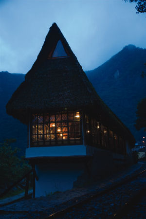 Vista nocturna de los exteriores del Inkaterra Machu Picchu Pueblo