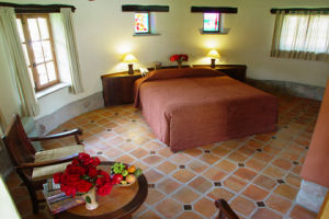 Habitación con cama king-size individual del Hotel Sol y Luna Lodge & Spa
