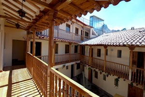 Balcón con vista al patio del Apu Huascaran Hostal