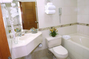 Baño con todas las comodidades en el Hotel Eco Inn de Cuzco