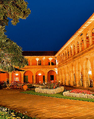 Imagen del patio principal del Hotel Monasterio en Cusco