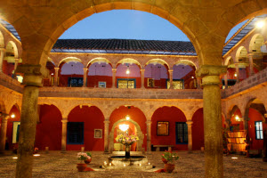Vista panorámica del amplio patio principal del Hotel Picoaga en Cusco