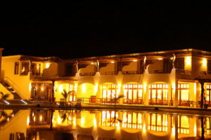 La Hacienda Bahía Paracas - Vista de noche de la piscina