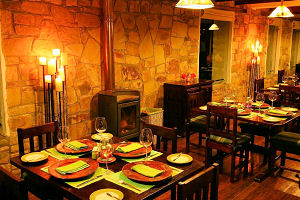 Restaurante a la hora de la cena en el Casa Andina Isla Suasi