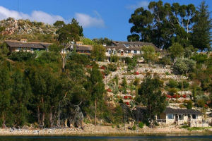 Panorámica de exteriores del Hotel Casa Andina Isla Suasi Puno