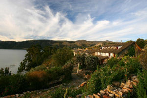Jardines exteriores del Casa Andina Isla Suasi