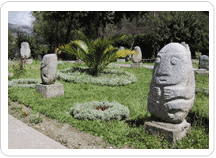 Foto de los jardines del Museo Regional de Ancash: Áreas verdes y monolitos.