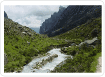 Verdes valles de Huaraz, con riachuelos, vegetación y montañas.