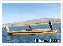 Barco de totora en el Lago Titicaca
