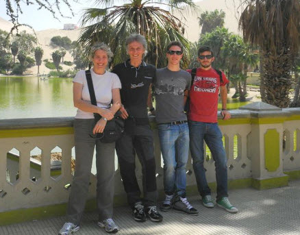 La familia Cantelli visitando La Huacachina en Ica