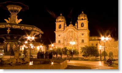 Foto de noche de la Plaza de Armas de Cusco