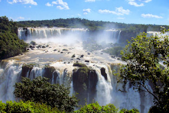 These Iguazu Falls in 4 days take you to the heart of the natural attraction.