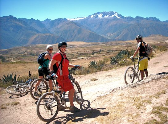 Pasajeros en bicicletas de montaña por el Valle Sagrado de Cusco