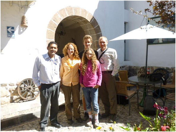 Los Bajtays y sus dos hijos en un encantador lugar de Cusco en sus vacaciones