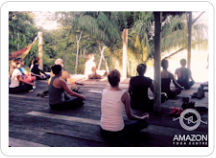Una clase de meditación en grupo durante una sesión matinal al aire libre en el Centro de Yoga del Amazonas, a las afueras de Puerto Maldonado