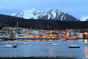 La bahía de Ushuaia en el crepúsculo, las luces de la ciudad brillando y los barcos en el agua: 4 días en Ushuaia