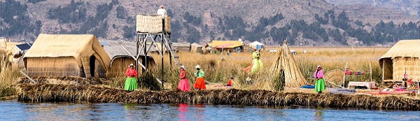 Isla flotante de los Uros, en el Lago Titicaca, en Puno, Perú.