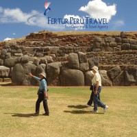 Pasajeros disfrutando un tour privado en Cusco, con la agencia de viajes en Lima, Perú, Fertur Perú Travel.