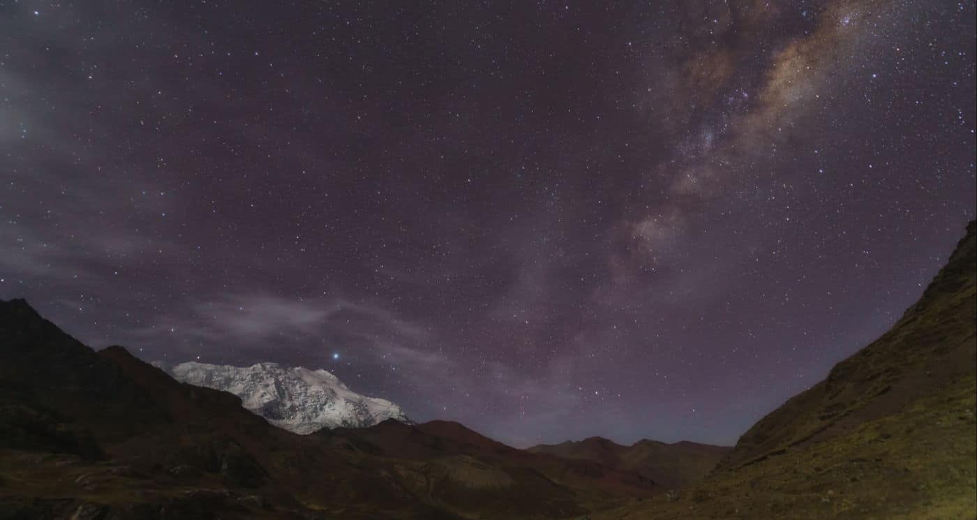 Vía Láctea sobre los Andes de Perú: Experimenta impresionantes vistas del cielo nocturno y la antigua astronomía inca. Sé testigo del Mayu, el río celestial, sobre paisajes montañosos sagrados.