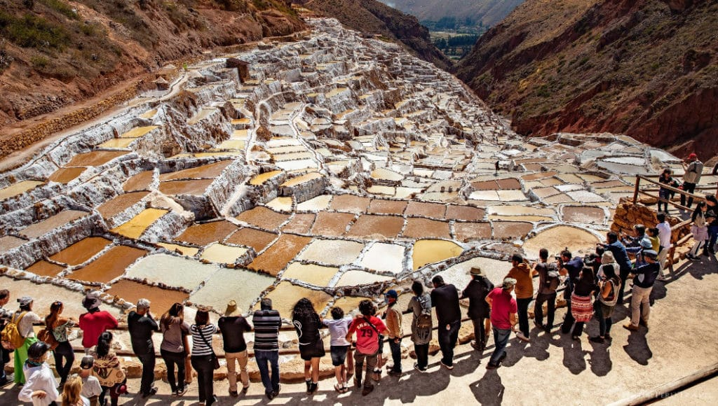 Turistas en las antiguas Salinas de Maras en Cusco, Perú