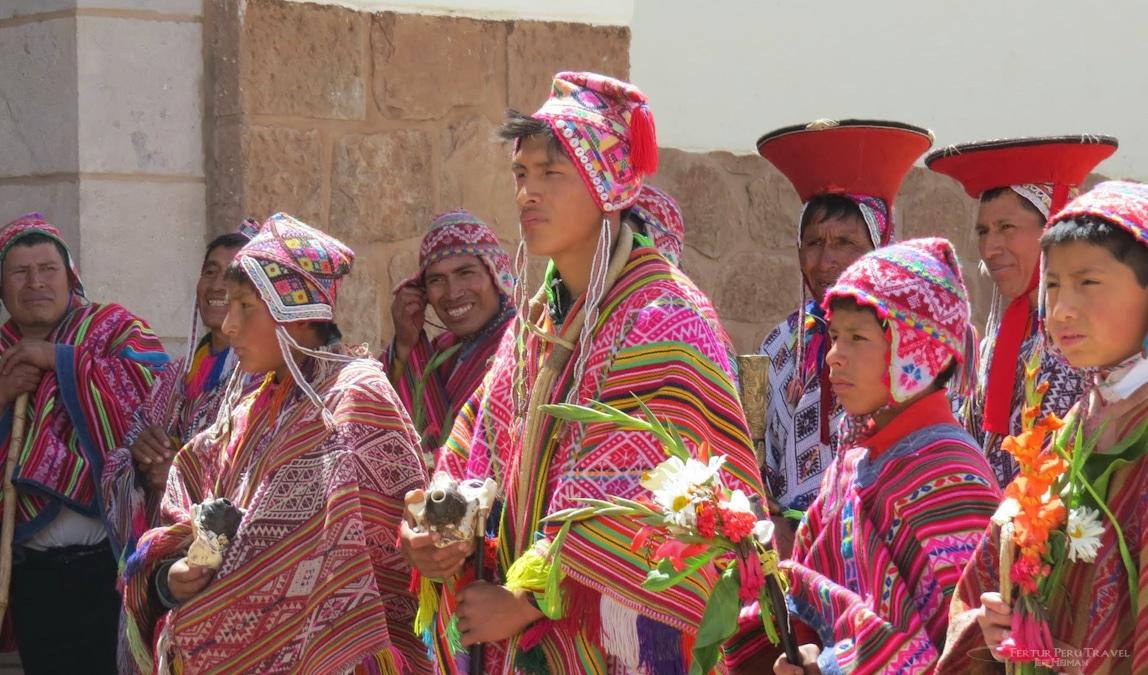 Una fiesta local en la ciudad inca de Ollantaytambo en Cusco - Perú