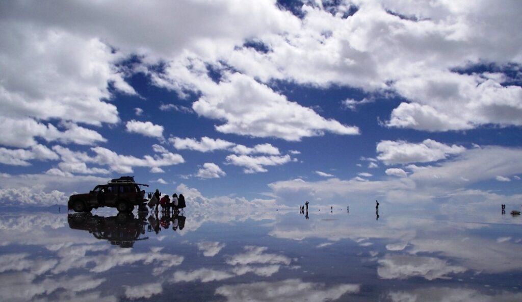 sky mirror uyuni bolivia 1