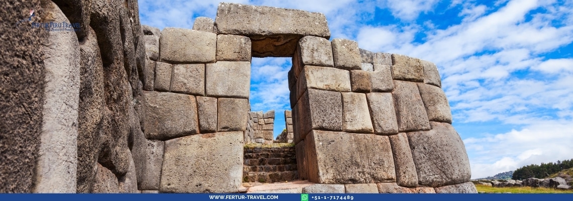 Puerta trapazoidal en Sacsayhuaman, Cusco Perú