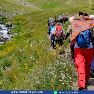 Excursionistas en una ruta de 5 días por el Salkantay - Montaña Arco Iris y Machu Picchu