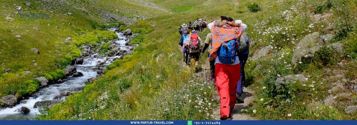 Excursionistas en una ruta de 5 días por el Salkantay - Montaña Arco Iris y Machu Picchu