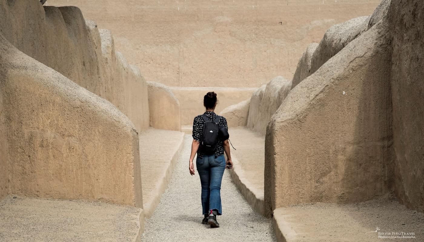 Una turista explora la ciudadela de adobe de Chan Chan - Trujillo, Peru