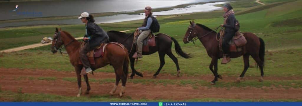 Recorra a caballo los paisajes andinos del Valle Sagrado de los Incas en su excursión de un día desde Cusco, Perú