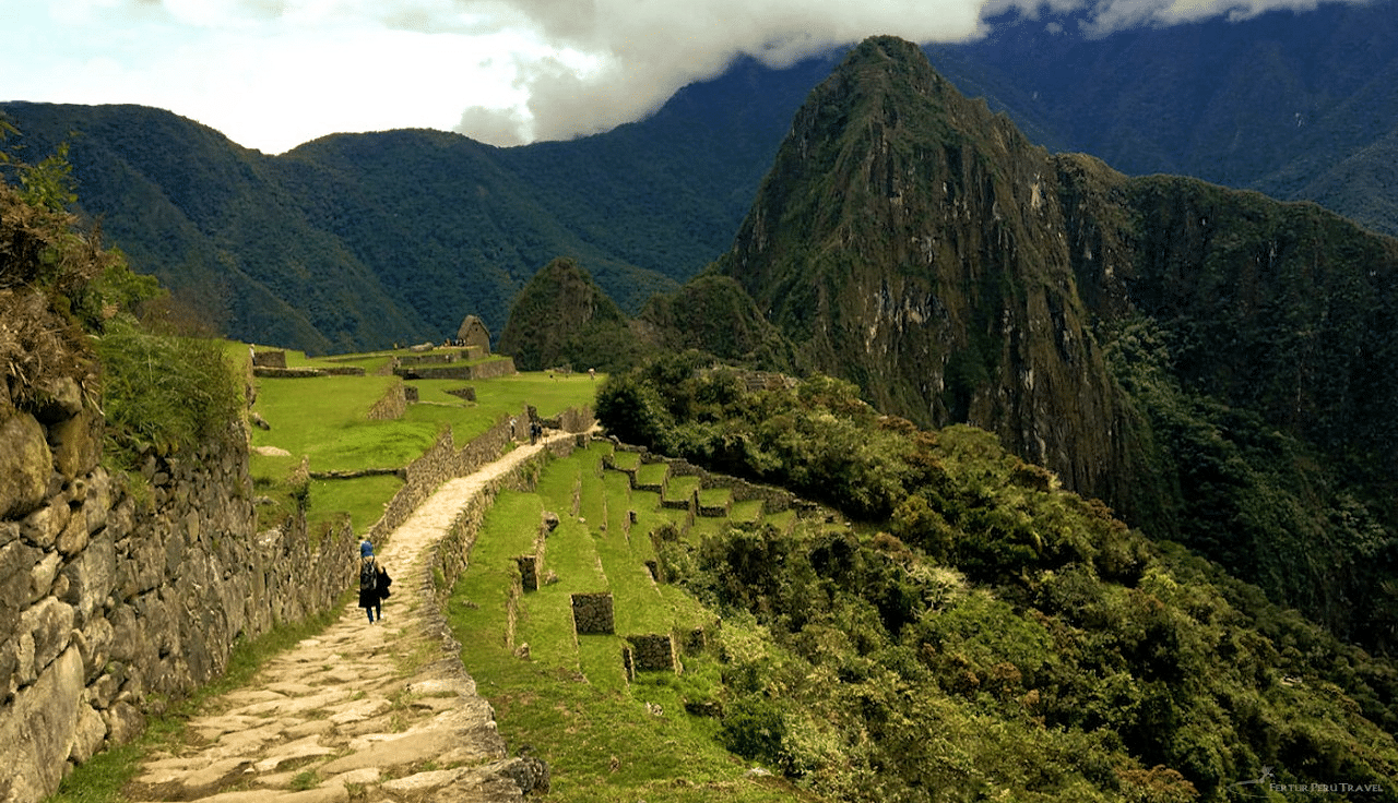Inti Punku Puerta del Sol Machu Picchu: Camina hasta el mirador de la Puerta del Sol y regresa por la ciudadela antigua. Vistas impresionantes de los Andes.
