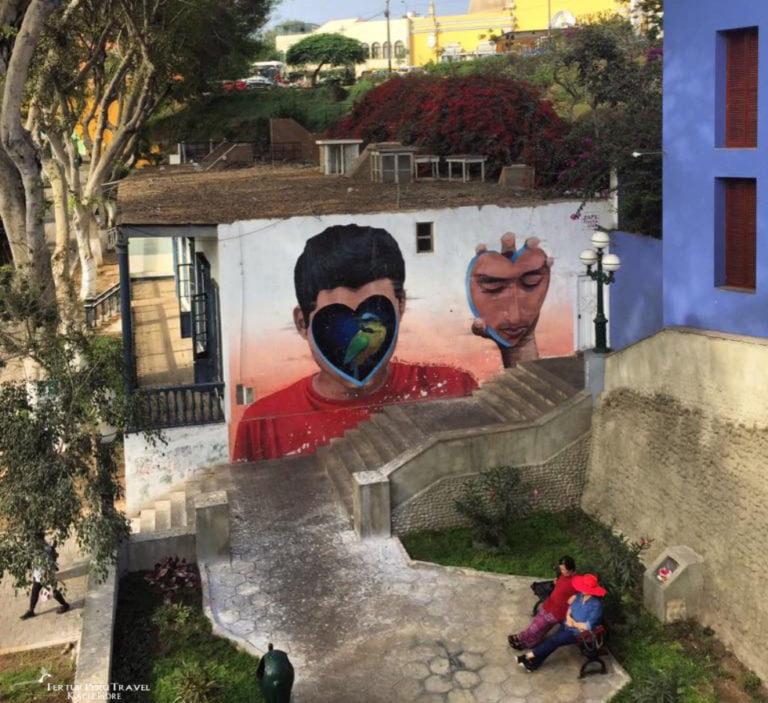 Foto de un mural tomada desde el Puente de los Suspiros, en el barrio de Barranco de Lima.