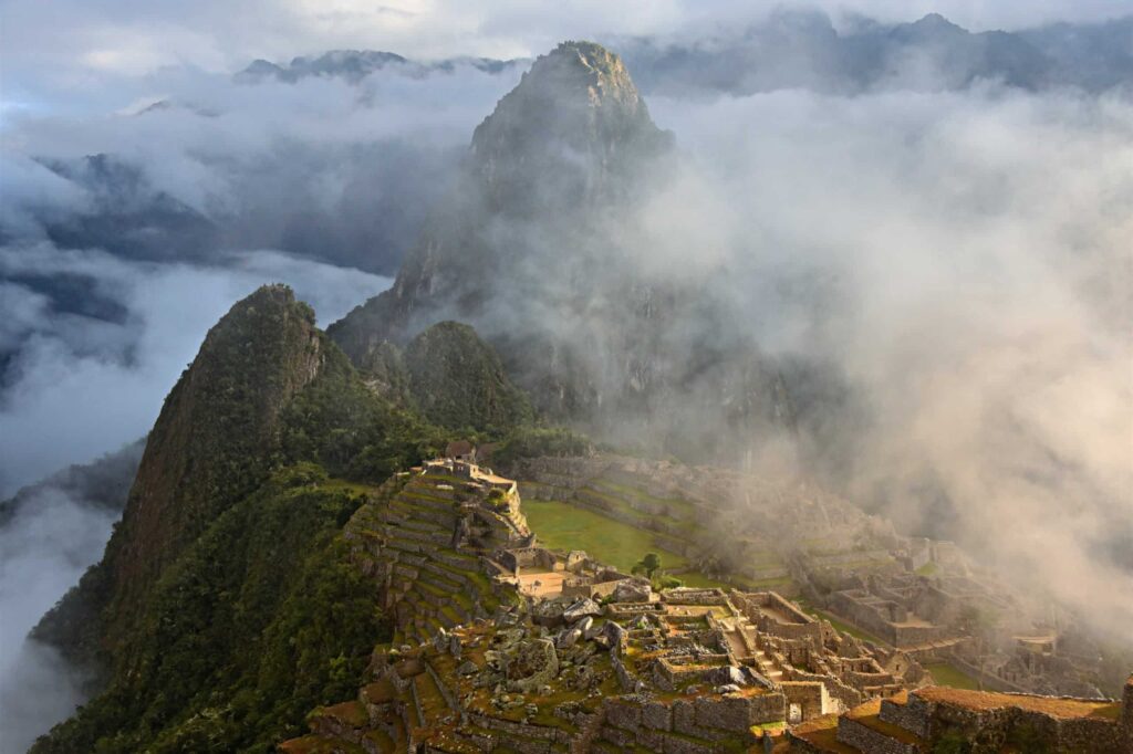 machu picchu niebla dorada
