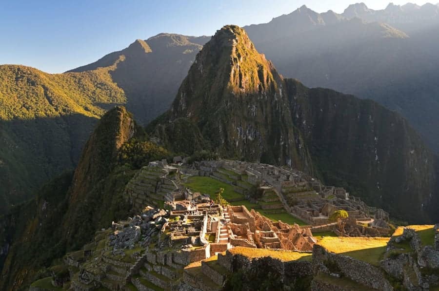Machu Picchu bañado por la luz del sol de la mañana